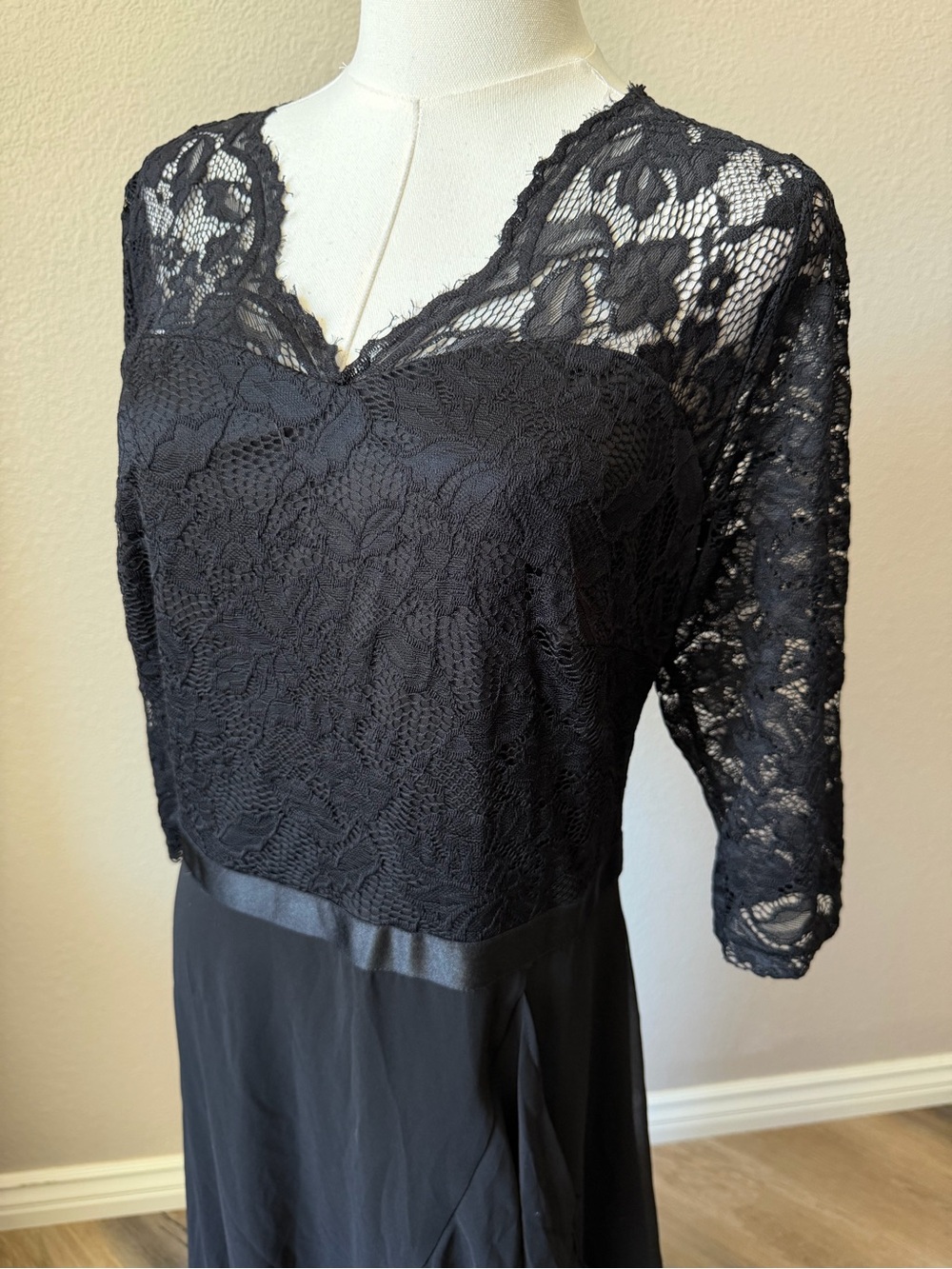 NWT Black Lace High-Low Evening Dress with Three-Quarter Sleeves, XL - Picture 5 of 9